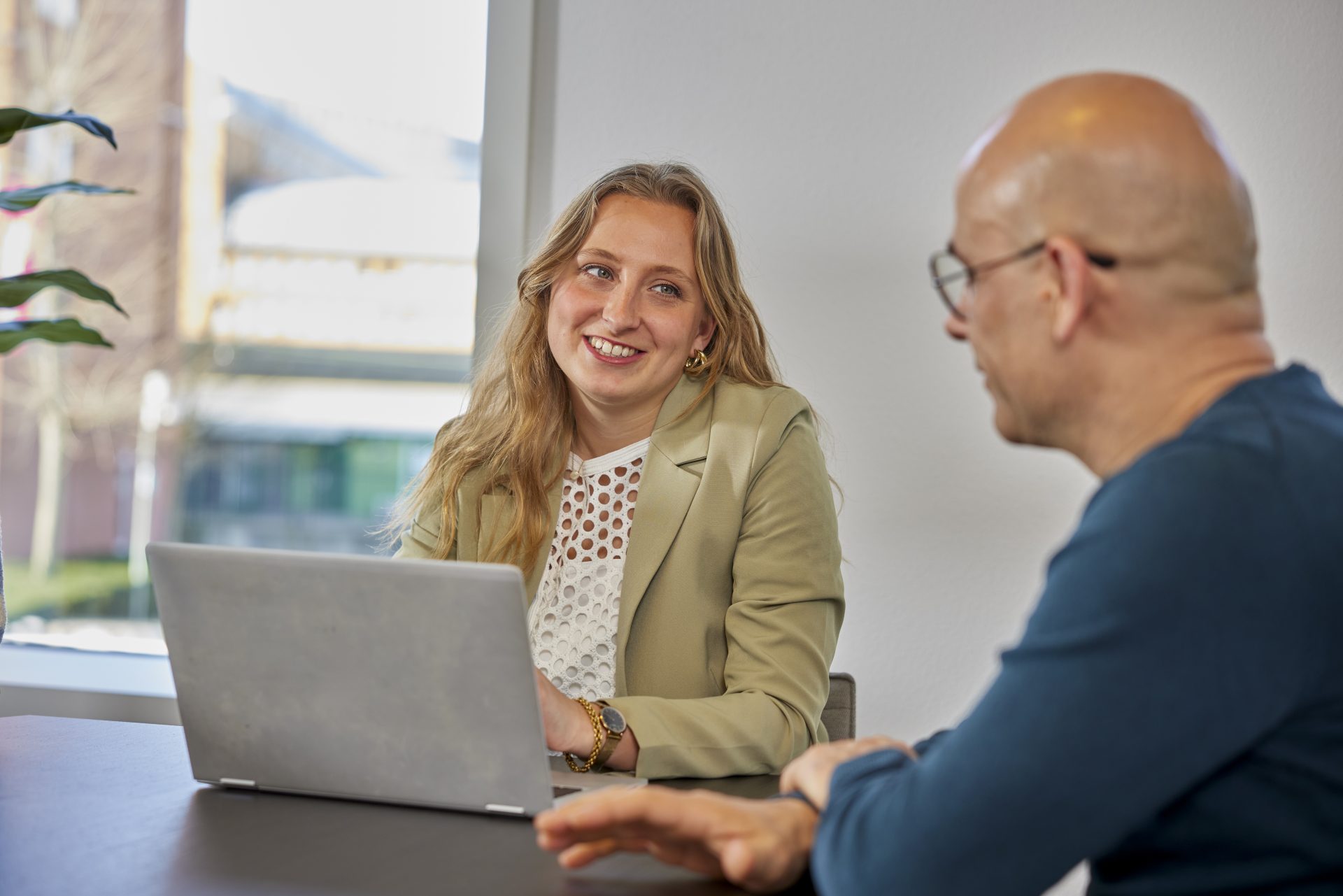 Vrouw en man zijn in overleg in de verkenningsfase van de nulmeting.